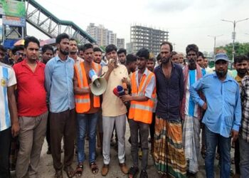 চাঁদাবাজির বিরুদ্ধে সাইনবোর্ড পরিবহন মালিক শ্রমিক ঐক্য পরিষদের বিক্ষোভ