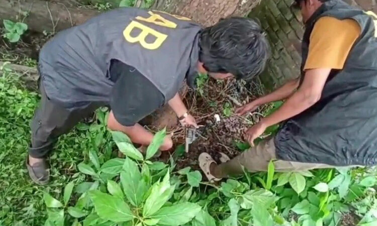 ফতুল্লায় পরিত্যক্ত কারখানা থেকে বিদেশি রিভলবার ও গুলি উদ্ধার
