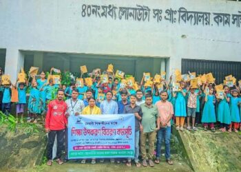 আমতলীতে স্বপ্নছোঁয়ার উদ্যোগে শিক্ষা উপকরণ বিতরণ ও বৃক্ষরোপণ