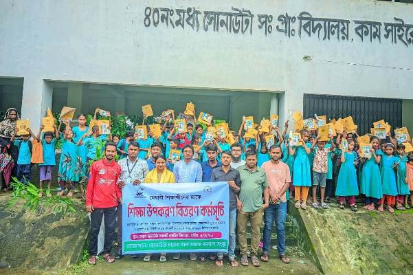 আমতলীতে স্বপ্নছোঁয়ার উদ্যোগে শিক্ষা উপকরণ বিতরণ ও বৃক্ষরোপণ