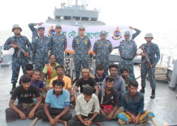 বঙ্গোপসাগরে ইঞ্জিন বিকল বোটসহ ১৬ জেলেকে উদ্ধার করল নৌবাহিনী