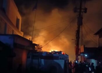 বকশীগঞ্জে গুলশান মার্কেটে ভয়াবহ অগ্নিকাণ্ডে পুড়েছে ৮ দোকান