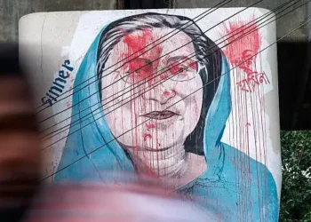 মৃত্যুদণ্ড সত্ত্বেও দেশে ফেরার পরিকল্পনা ‘জুয়া’ কেন খেলছেন শেখ হাসিনা