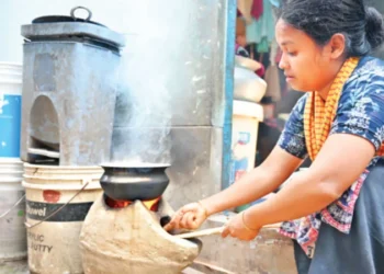 গ্যাস-বিদ্যুতের সংকটে বিপর্যস্ত জনজীবন