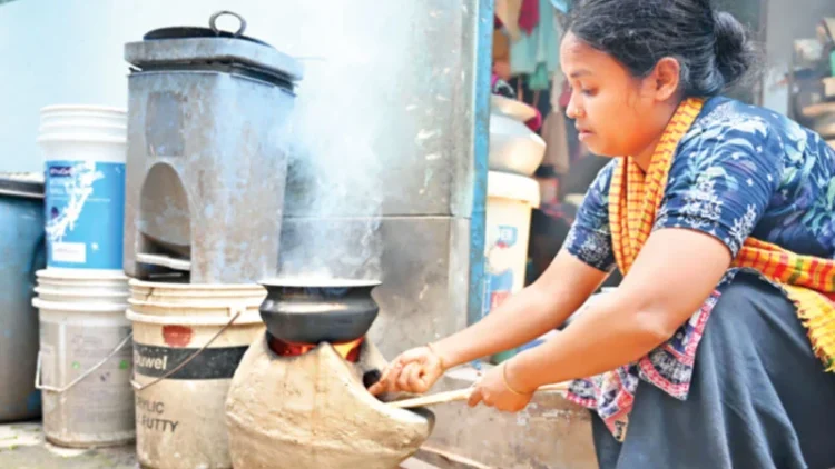গ্যাস-বিদ্যুতের সংকটে বিপর্যস্ত জনজীবন