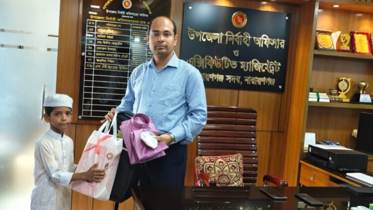 অসচ্ছল মাদ্রাসা ছাত্রের পাশে দাঁড়ালেন সদর উপজেলা প্রশাসন