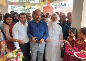 সদরের রাস্তা ও স্কুল পরিদর্শন ও শিক্ষার্থীদের মাঝে উপহার বিতরনে ইউএনও