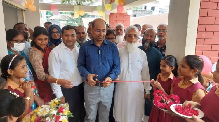 সদরের রাস্তা ও স্কুল পরিদর্শন ও শিক্ষার্থীদের মাঝে উপহার বিতরনে ইউএনও