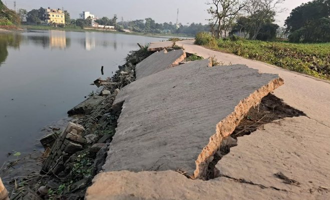 রূপগঞ্জের মুশরী-তেলিপাড়া-টানমুশরী সড়ক ধসে চলাচলের অনুপযোগী
