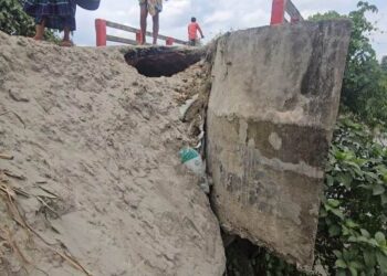দশানী নদীর ভাঙনে হুমকির মূখে সাজেলের চর বাজার ও ব্রীজ