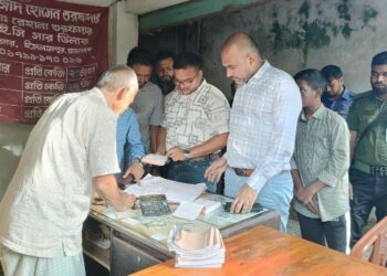 চড়া দামে সার বিক্রি করায় জামালপুরে দুই ডিলারকে জরিমানা