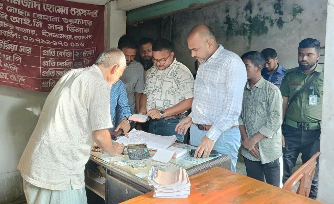 চড়া দামে সার বিক্রি করায় জামালপুরে দুই ডিলারকে জরিমানা