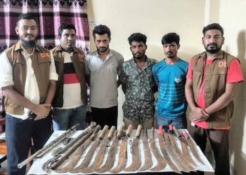 ফতুল্লায় ডাকাতির প্রস্তুতিকালে বিপুল পরিমান দেশীয় অস্ত্র উদ্ধার, গ্রেপ্তার-৩