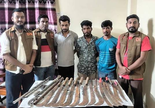 ফতুল্লায় ডাকাতির প্রস্তুতিকালে বিপুল পরিমান দেশীয় অস্ত্র উদ্ধার, গ্রেপ্তার-৩