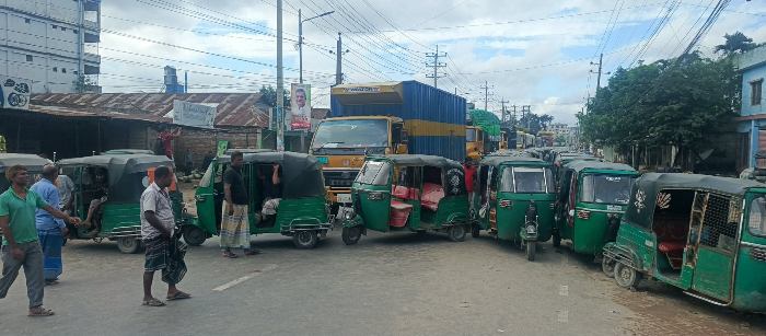 গ্যাস সরবরাহ ও ফিলিং স্টেশনের দাবিতে জামালপুর-টাঙ্গাইল মহাসড়ক অবরোধ
