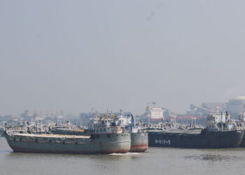 শীতলক্ষ্যা নদীতে সক্রিয় তেল চোর সিন্ডিকেট
