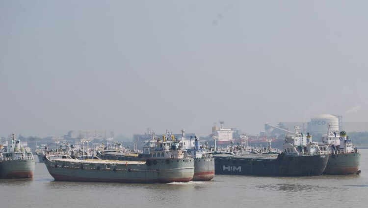 শীতলক্ষ্যা নদীতে সক্রিয় তেল চোর সিন্ডিকেট