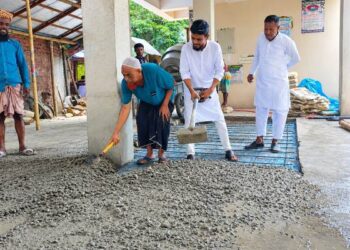 ফতুল্লা সমবায় বাজারের উন্নয়ন কাজের তদারকিতে সেক্রেটারী-ক্যাশিয়ার!
