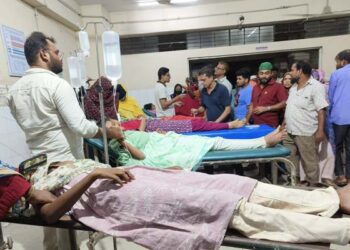 আমতলীতে সহপাঠীর দেওয়া আখরোট খেয়ে ৭ ছাত্রী হাসপাতালে