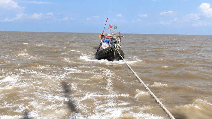 বঙ্গোপসাগরে ট্রলারসহ ১২ জেলেকে উদ্ধার করল নৌবাহিনী