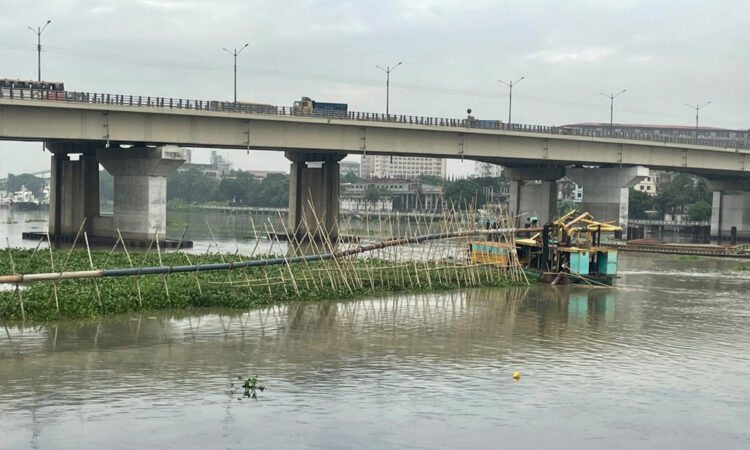 সিদ্ধিরগঞ্জে শীতলক্ষ্যা নদী দখল করে বালুর ব্যবসা, ঝুঁকিতে সেতু