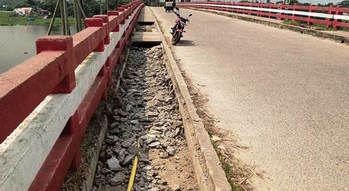 কাইকার টেক ব্রিজের ওয়াকওয়ে ভেঙে লোহা চুরির অভিযোগ,