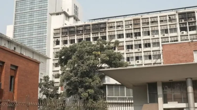 শাস্তি পাওয়া কর্মকর্তাদের ফিরিয়ে আনার সংস্কৃতি কী বার্তা দিচ্ছে?