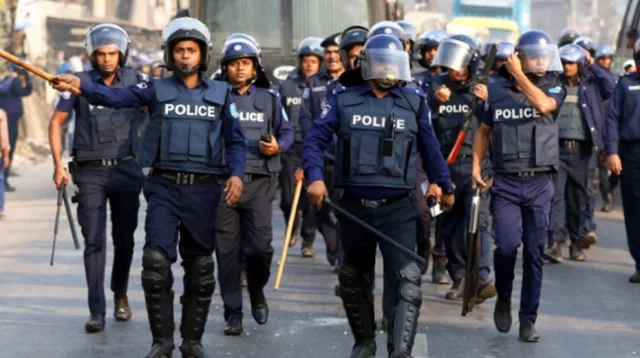 পুলিশের অভিযানে গ্রেফতার হচ্ছে চুনোপুটি আড়ালে রাঘব-বোয়াল!