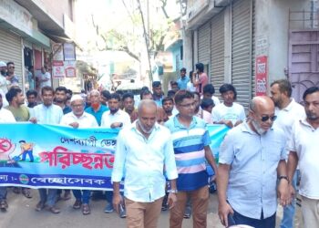 ফতুল্লায় ডেঙ্গু প্রতিরোধে পরিচ্ছন্নতা অভিযান