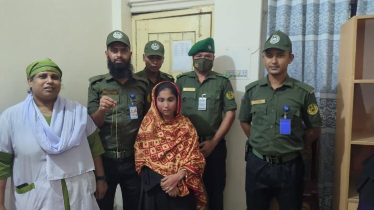 বন্দর বাগবাড়ি হাসপাতালে রোগীর গলা থেকে চেইন ছিনতাই! নারী আটক