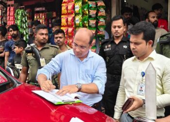 ফতুল্লায় বায়ুদূষণের দায়ে দুই কারখানাকে আড়াই লাখ টাকা জরিমানা