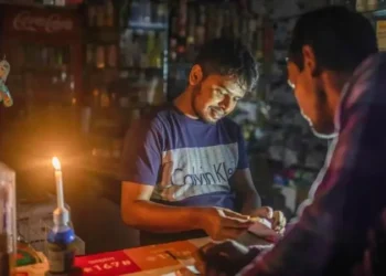 সরবরাহ বেড়েছে কারখানায়, বাসাবাড়িতে গ্যাস বিদ্যুৎ সংকট কাটবে কবে?