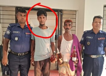 ফতুল্লায় বিদেশী হুইস্কিসহ কৃষকদলের সেক্রেটারী গ্রেফতার!