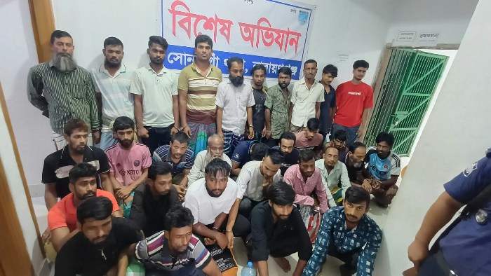 সোনারগাঁয়ে মাদকের আস্তানায় পুলিশের হানা,,আটক-৩০