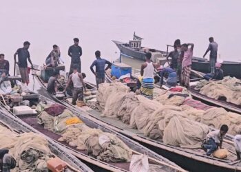 জালে জড়ানো জেলে জীবন, হয়ত মাছে-নয়তো ঋণে