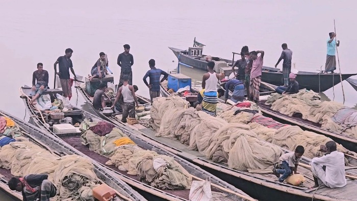জালে জড়ানো জেলে জীবন, হয়ত মাছে-নয়তো ঋণে