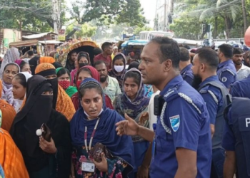 ফতুল্লায় বেতন পরিশোধ না করেই গার্মেন্ট বন্ধ ঘোষনা, শ্রমিকদের সড়ক অবরোধ