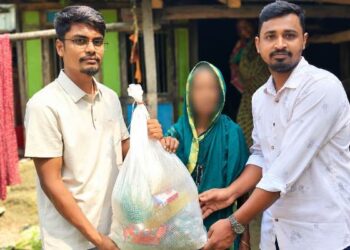 আমতলীতে অসহায় বৃদ্ধাকে স্বপ্নছোঁয়ার মানবিক সহায়তা