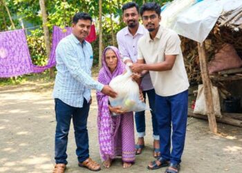 আমতলীতে অসহায় বৃদ্ধার পাশে স্বপ্নছোঁয়া,