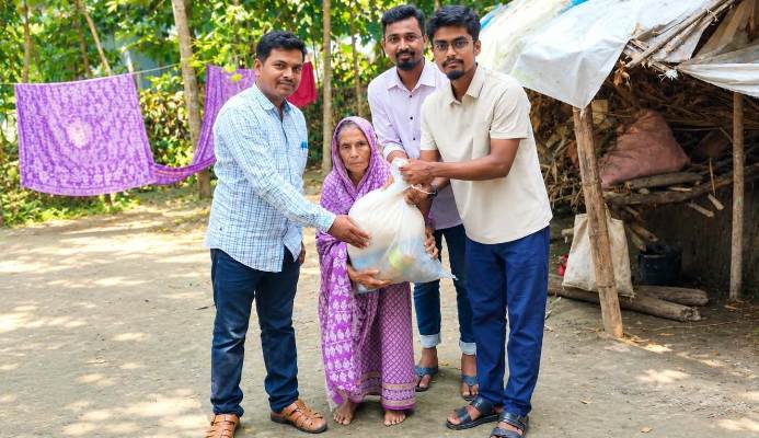 আমতলীতে অসহায় বৃদ্ধার পাশে স্বপ্নছোঁয়া,
