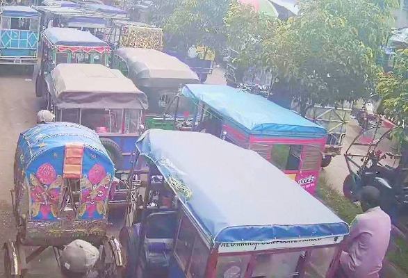 বন্দর বাজার থেকে ১নং খেয়াঘাটের সড়ক টি এখন কার দখলে?