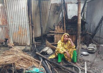 জামালপুরে গরুর চিৎকারে ঘুম ভেঙে দেখে ঘরে আগুন