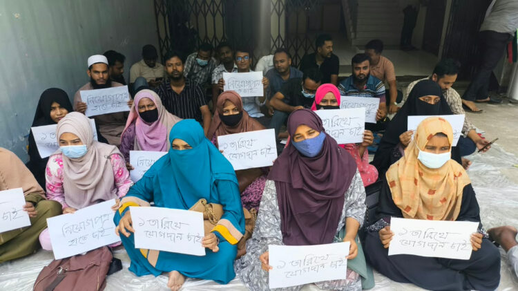 অনশন করে সহকারী শিক্ষক পদে নিয়োগ পেলেন ৪৪, বাদ ৭