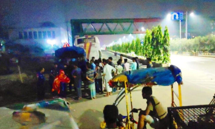 ফতুল্লায় অস্ত্রের মুখে জিম্মি করে বাসের ২৫ যাত্রীর টাকা-মোবাইল লুট