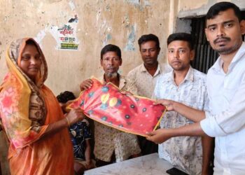 দূর্গাপুজা উপলক্ষে দরিদ্র পরিবারের মাঝে কাউন্সিলর প্রার্থী মাহমুদুল হাসান