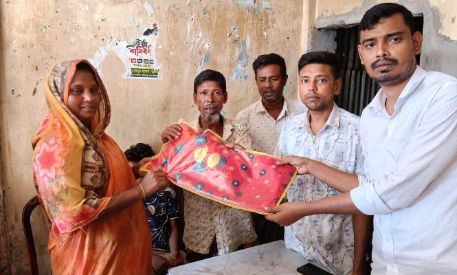 দূর্গাপুজা উপলক্ষে দরিদ্র পরিবারের মাঝে কাউন্সিলর প্রার্থী মাহমুদুল হাসান