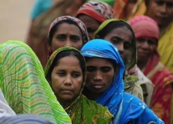 দেশের ছয় কোটি মানুষ যে ছয় কারণে দরিদ্র হওয়ার ঝুঁকিতে