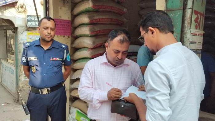 সোনারগাঁয়ে তিন ব্যবসায়ীকে জরিমানা