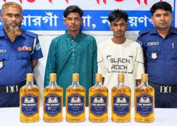 সোনারগাঁয়ে দেশীয় মদসহ গ্রেফতার-২