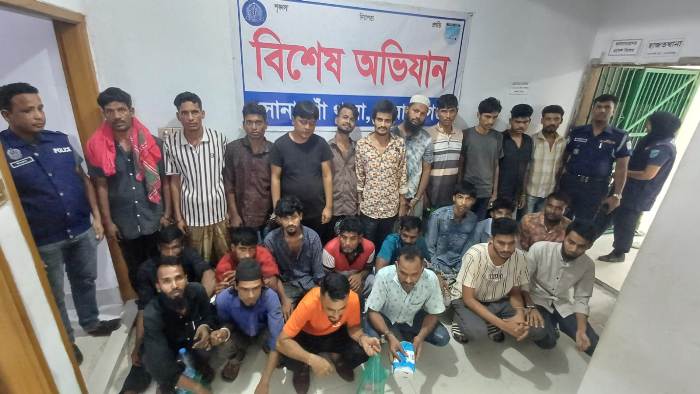সোনারগাঁয়ে পুলিশের অভিযানে গ্রেপ্তার-২৬